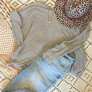 VANS black and white shirt 🌸$5 sale🌸